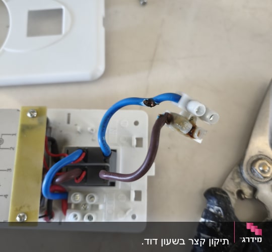 חיבורי חשמל עם חוטים וכלי עבודה
